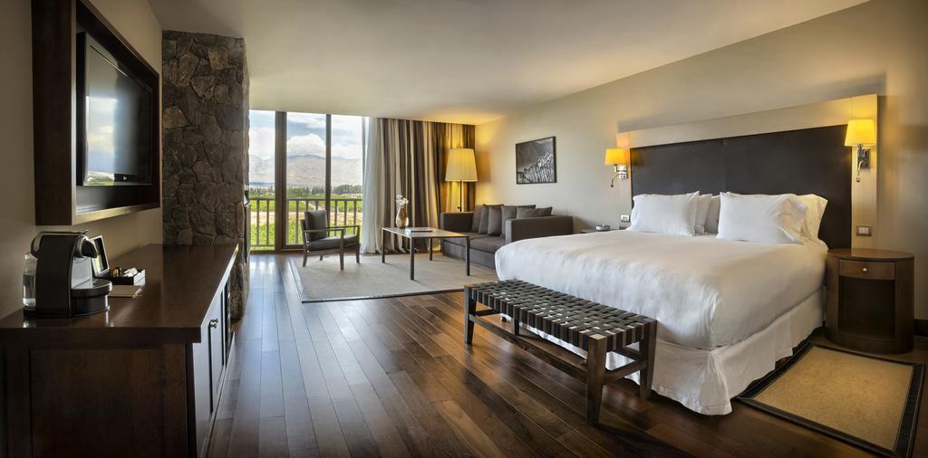 Grace Cafayate Hotel Exterior photo A guest room at the Four Seasons Hotel